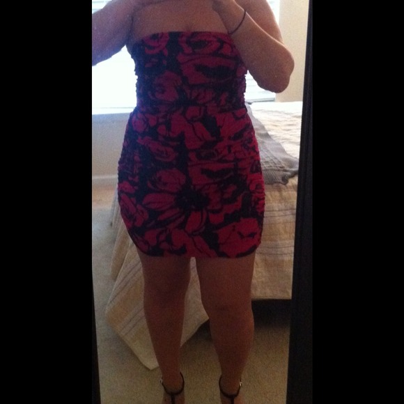 Sold 🎉Pink and black floral dress from Expres - Picture 3 of 4