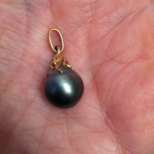 Large gray Tahitian pearl pendant set in 14k gold