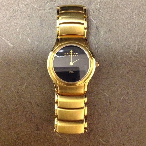 Gold Skagen watch.  Working battery!