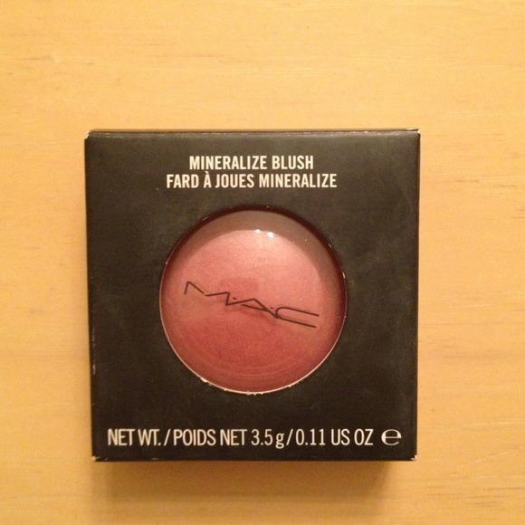 Reserved - bundle MAC blush & 2 MAC lipgloss