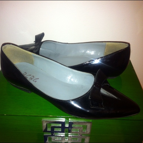 BCBG black patent flats size 6 - Picture 2 of 4