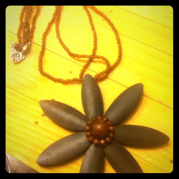 Wood flower neckless