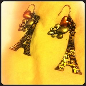 Very adorable eifel tower earings
