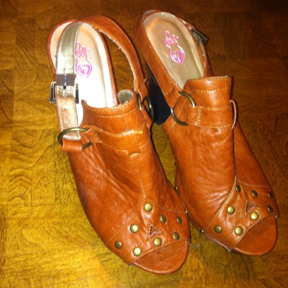 Cognac wedge heels
