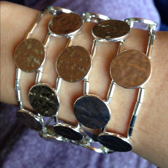 👛REDUCED👛Silver stretch bracelet NWT.