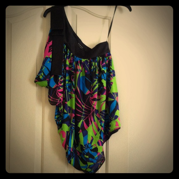 One shoulder top