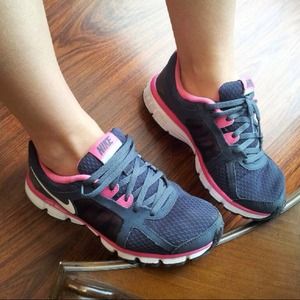 --SOLD--Nike Dual Fusion ST2