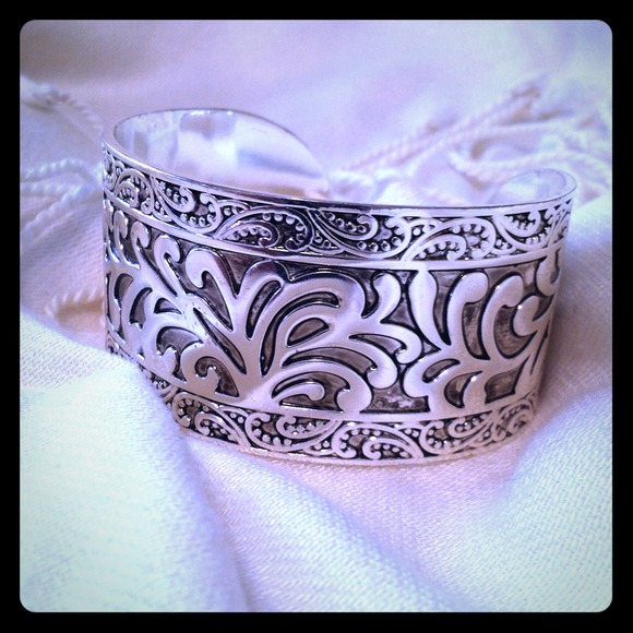 **SOLD** Premier Designs Silver Cuff