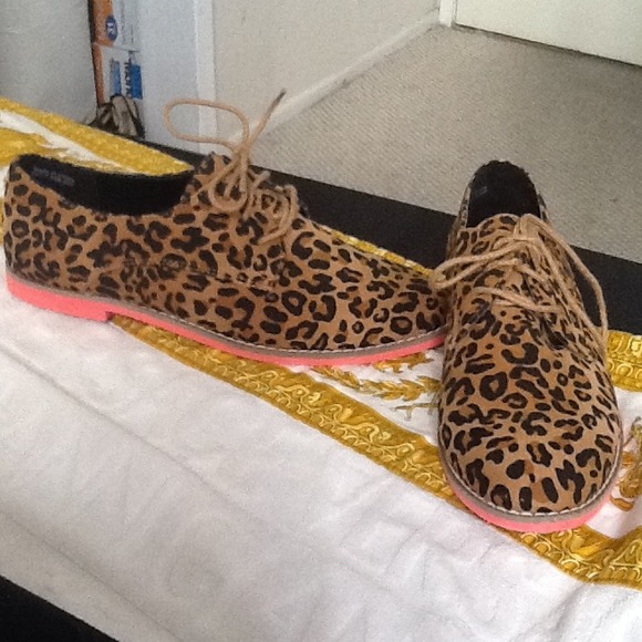 BNWOT CHEETAH WITH NEON CORAL SOLE OXFORDS