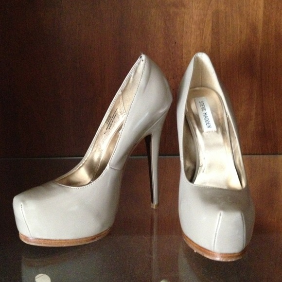 Steve Madden Shoes - Steve madden nude pumps
