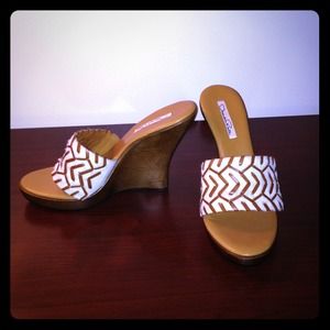 oscar de la renta wedge sandals size 8