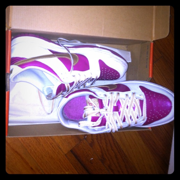 Nike dunks.