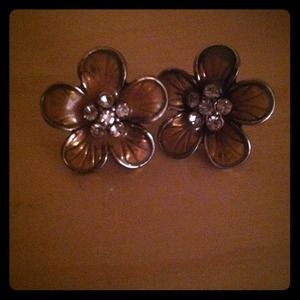 Tan flower earrings, studs In the middle. SILVER