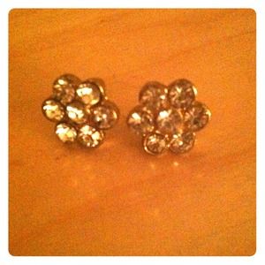 Flower shaped diamond stud earrings