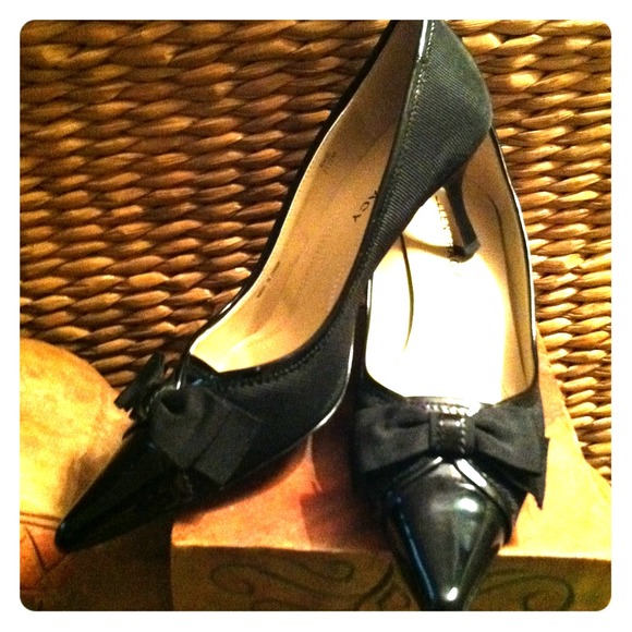 🎁SOLD🎁Ellen Tracy Black Pumps