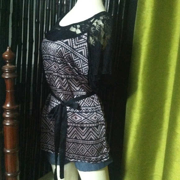 *SOLD* Aztec Print Top - Picture 2 of 3