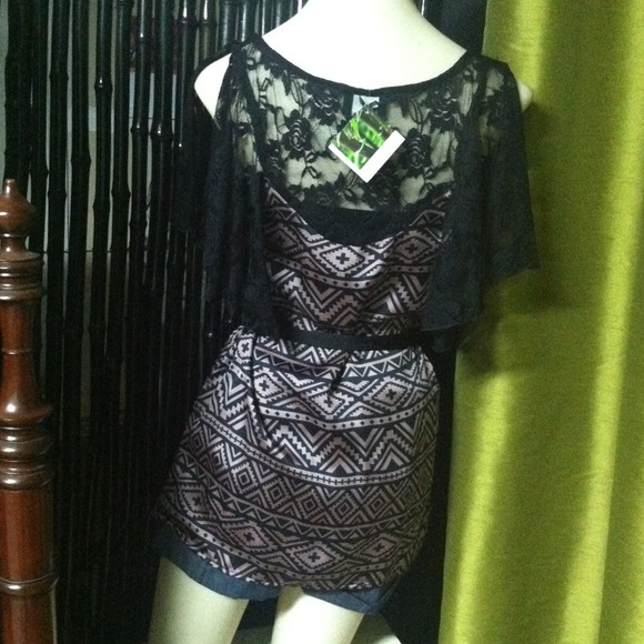 *SOLD* Aztec Print Top - Picture 3 of 3