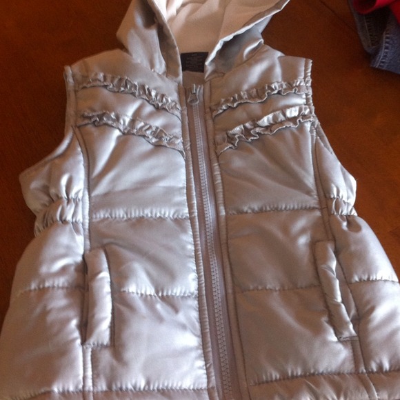 Girls grey/silver vest. 4t