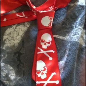 Skull and crossbones necktie