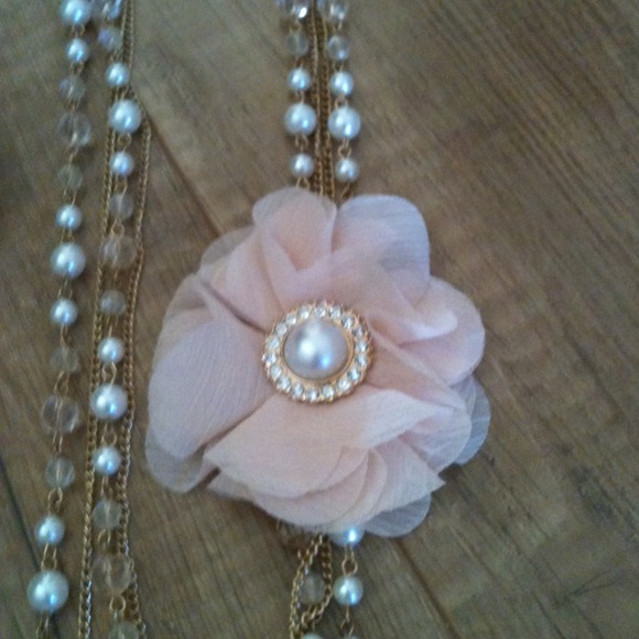 Flower necklace and ring. Lt pink and pearl - Picture 2 of 3