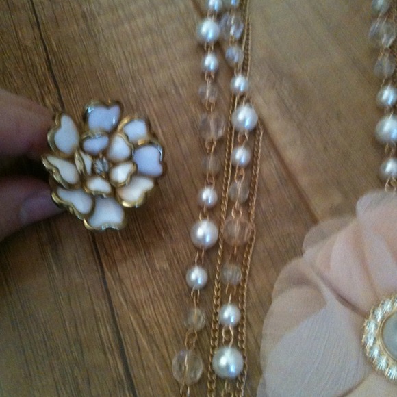Flower necklace and ring. Lt pink and pearl - Picture 3 of 3