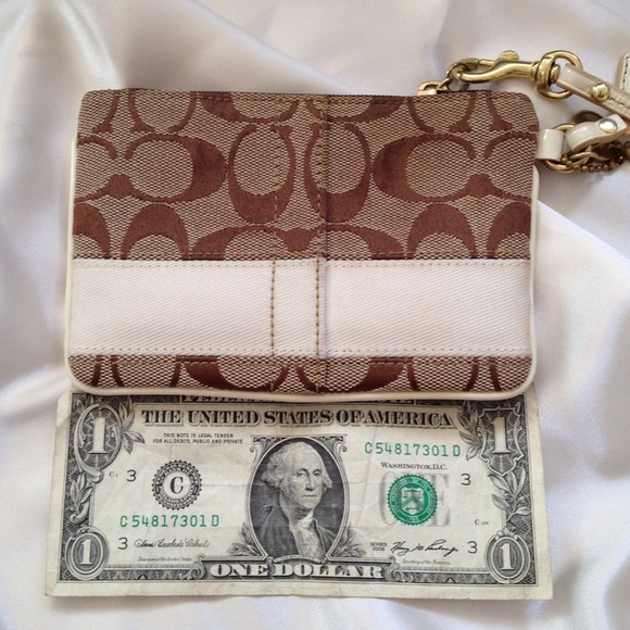 💢Sold in bundle💢Coach signature wristlet - Picture 2 of 4