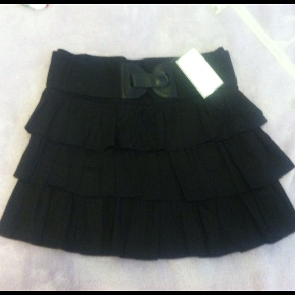 ✨BRAND NEW! Black skirt with black belt✨