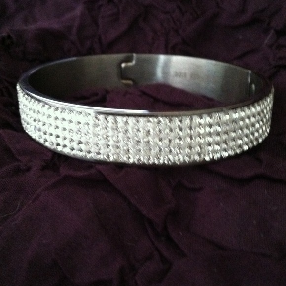 SWAROVSKI CRYSTAL AND STAINLESS BANGLE.
