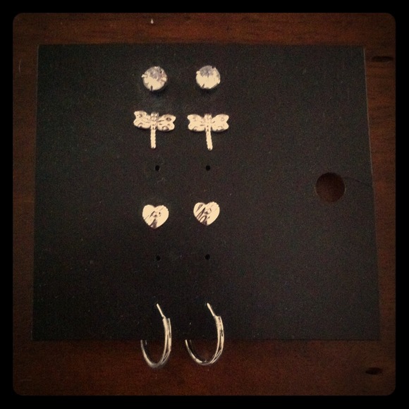 ❌SOLD❌Six pairs of earrings