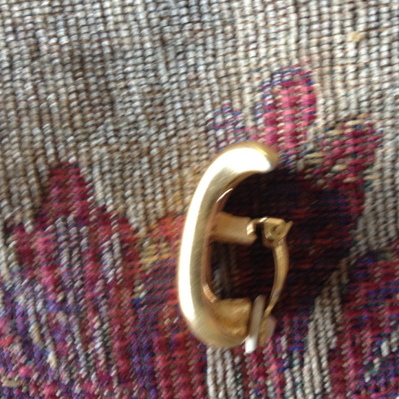 Vintage clip on earrings - Picture 2 of 2