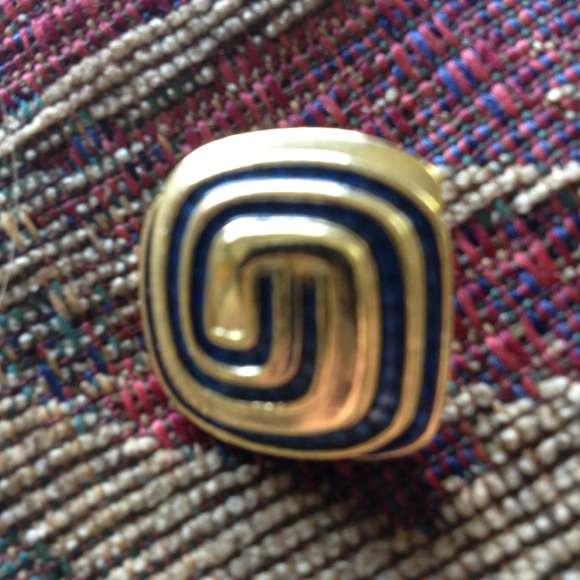 Vintage clip-on earrings - Picture 2 of 2