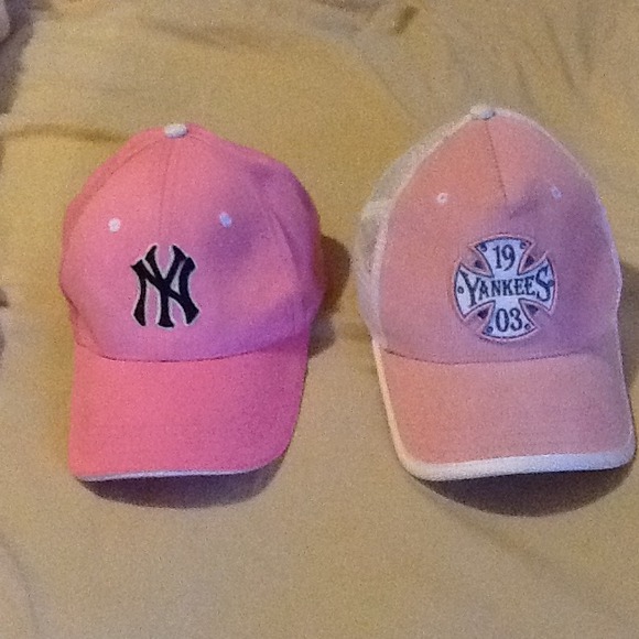 Two yankees hats 10$ for the pair!!