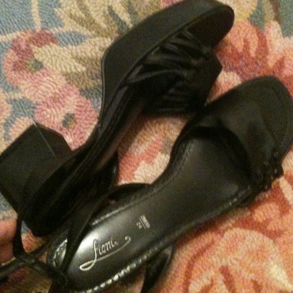 Shoes - Picture 4 of 4