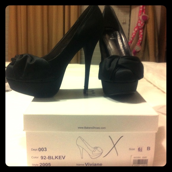 ❎SOLD❎ Bakers Black bow heels size 6.5