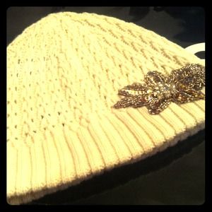 EXPRESS beanie with flower embellishment