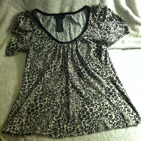❌sold❌Cute black grey & white leopard cotton top