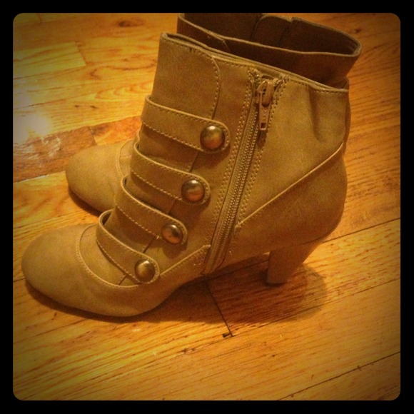 ⛔SOLD⛔ in bundle Brown Button Buckle Boots