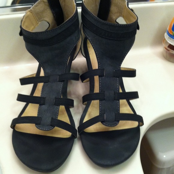Shoes/markdowns - Picture 2 of 4