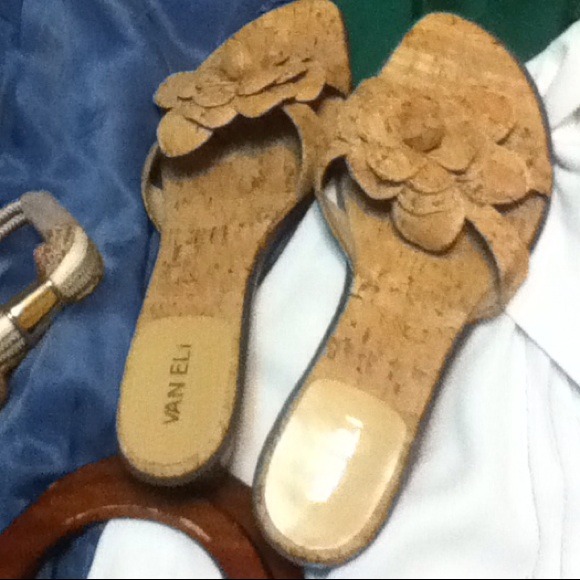 🎈SOLD🎈Cork Slides With Cork Flower Accent - Picture 2 of 4