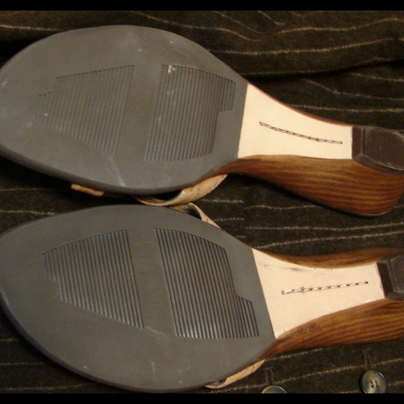 🎈SOLD🎈Cork Slides With Cork Flower Accent - Picture 3 of 4