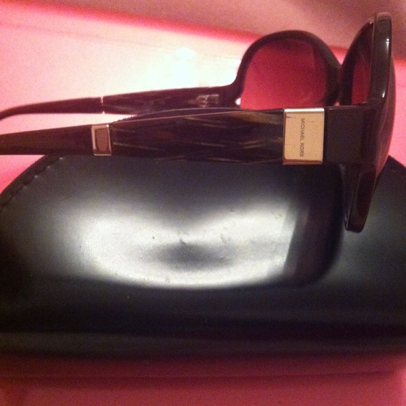 🚫SOLD🚫NWOT Women's Michael Kors sunglasses.