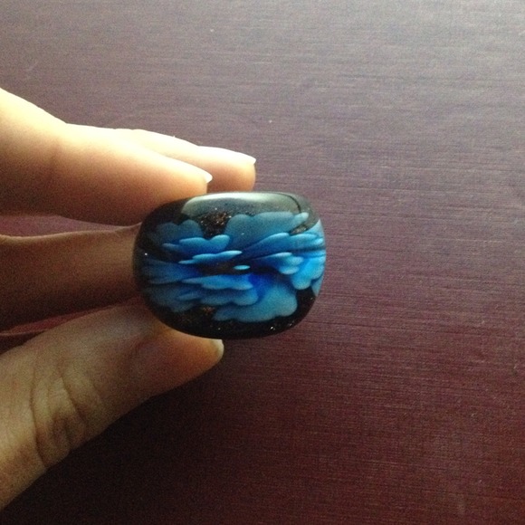 ✨PRICE REDUCED✨ glass ring w/cute blue design