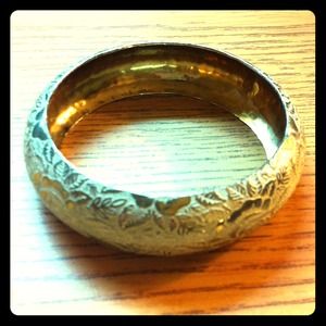 Gold bangle bracelet with flower engravings ~