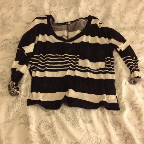 💢Sold💢Crop cream and black sweater/top