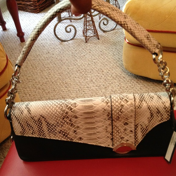 Serendipity Blk Purse w/White Gray Snakeprint Flap - Picture 2 of 4