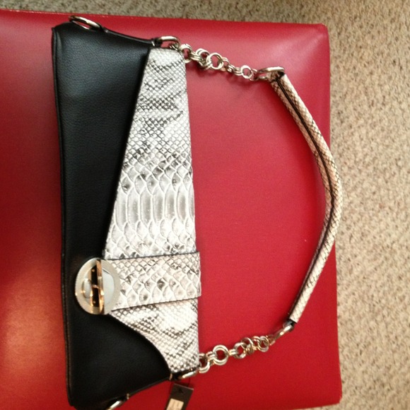 Serendipity Blk Purse w/White Gray Snakeprint Flap - Picture 3 of 4
