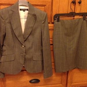 REDUCED 🎁Anne Klein 2 pc  skirt suit, sz 2