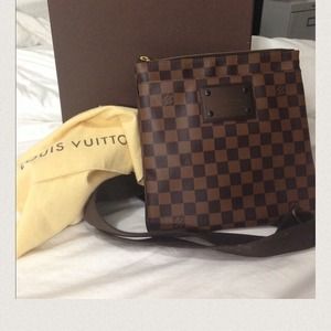 LV brooklyn flat pochette