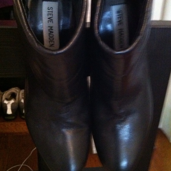 Steve Madden Black leather bootie - Picture 1 of 2