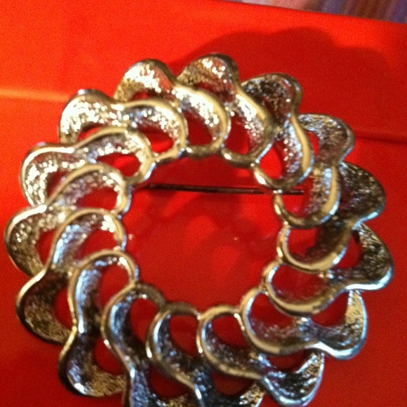 Reserver: @dorthykidd Vintage brooch
